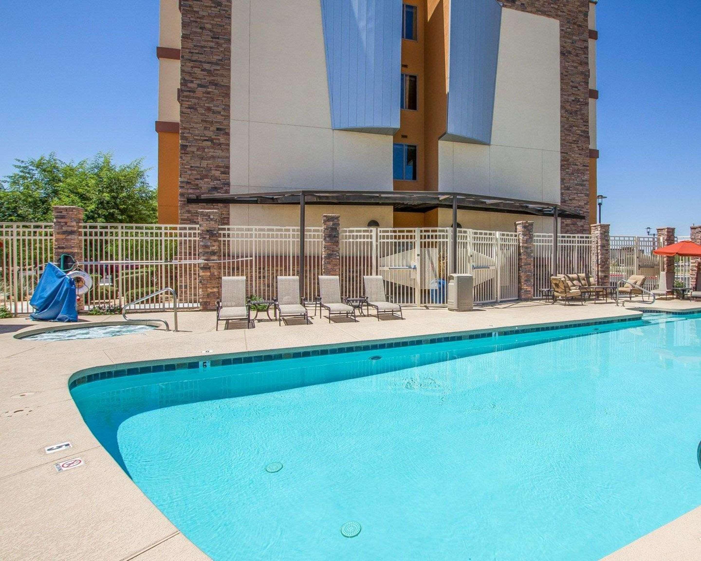 Comfort Suites Glendale - State Farm Stadium Area Exterior photo